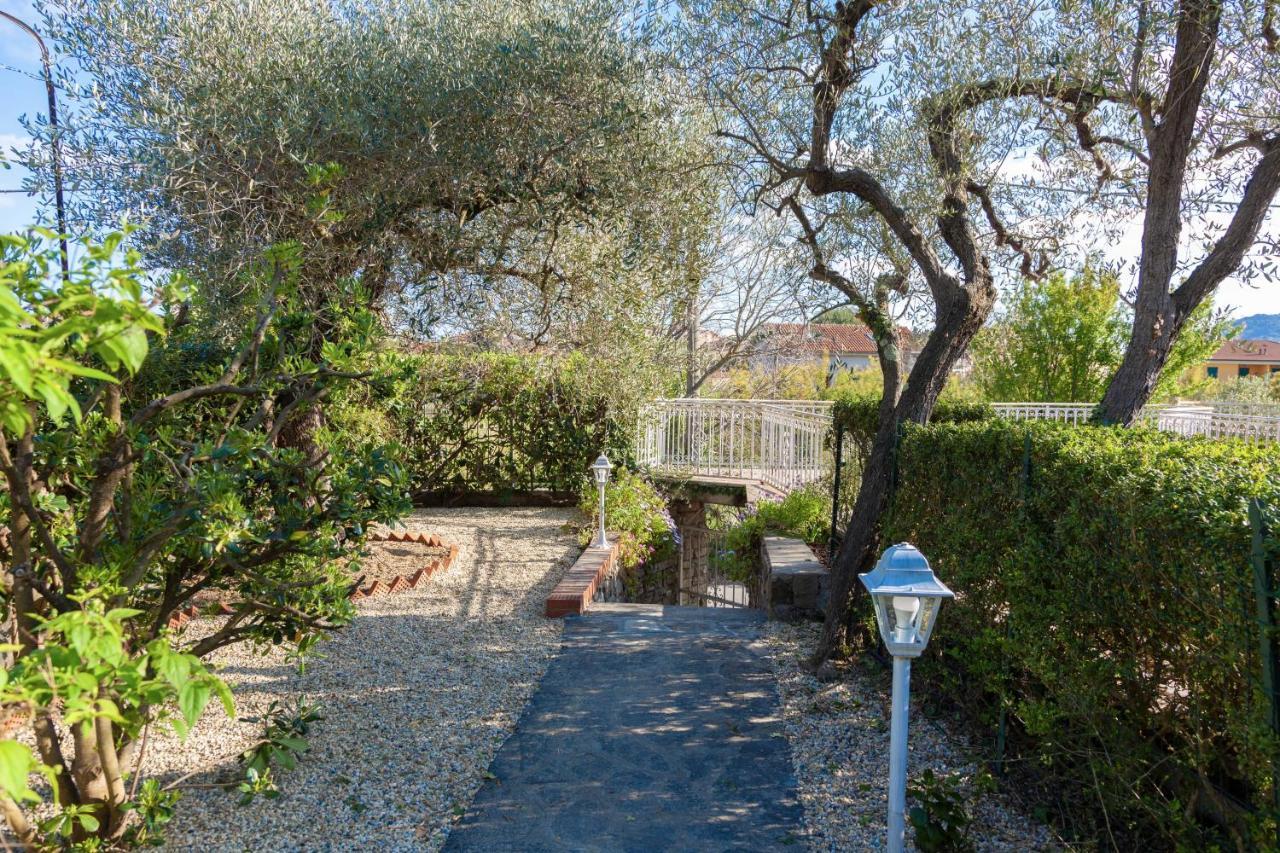 Villa La Rodina Diano Marina Bagian luar foto