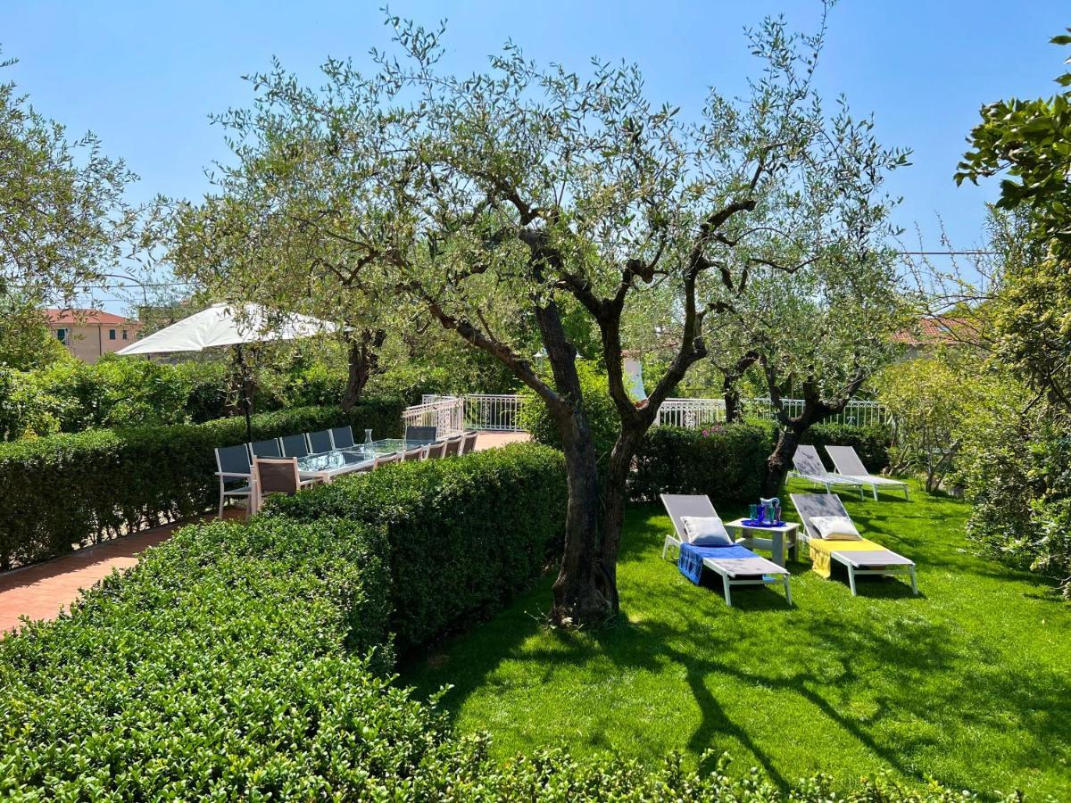 Villa La Rodina Diano Marina Bagian luar foto